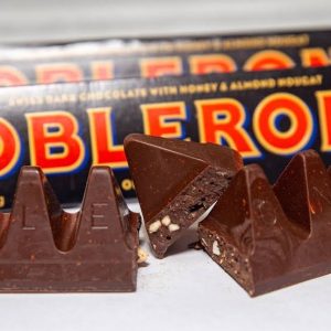 شکلات مثلثی تلخ تابلرون با تکه های بادام و عسل ۱۰۰ گرمی Toblerone Dark - Image 2